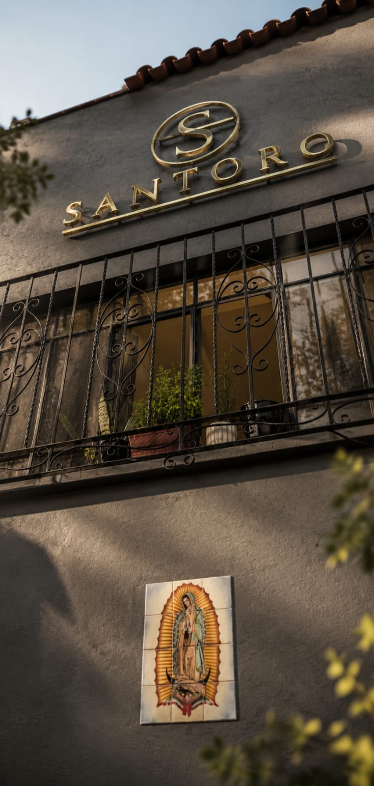 Interior de Santoro Grooming House — barbería clásica en CDMX